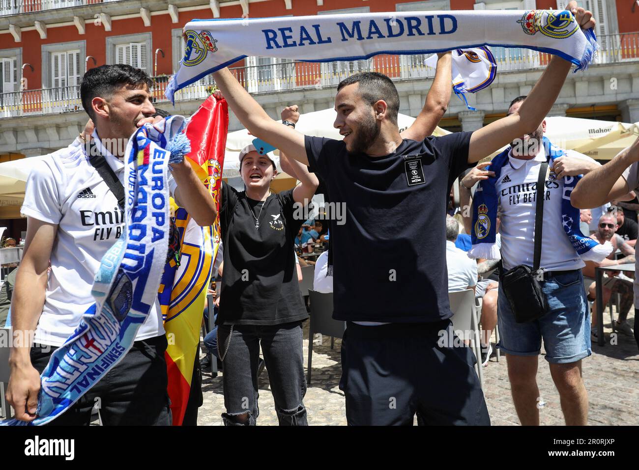 Madrid, España. 09th de mayo de 2023. Un grupo de aficionados del Real  Madrid se colan entre los aficionados ingleses y cantan canciones a favor  del equipo español en la Plaza Mayor
