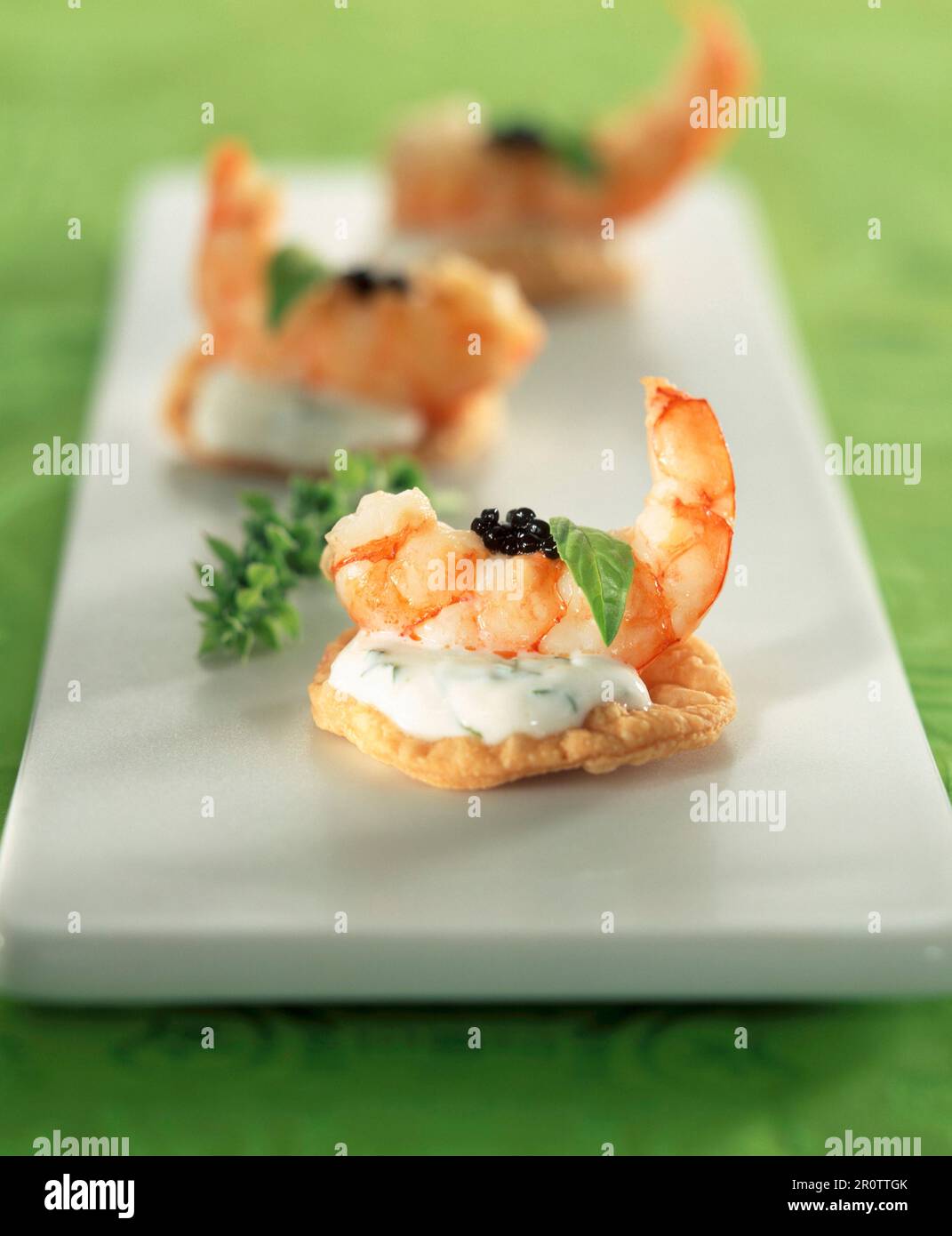 Los camarones,yogur y aperitivos del tamaño de un bocado de caviar  Fotografía de stock - Alamy