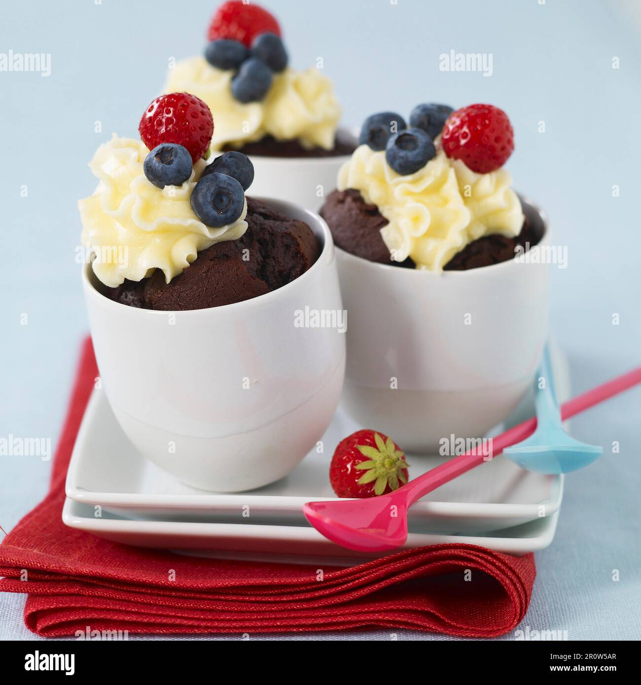 Cupcakes de chocolate con crema batida Foto de stock