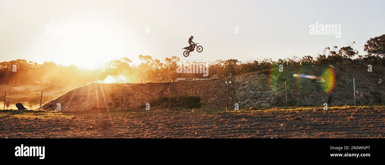 Dando Um Salto De Cada Vez. Uma Fotografia De Um Motocross No Ar Durante  Uma Corrida. Imagem de Stock - Imagem de passatempo, povos: 271731187