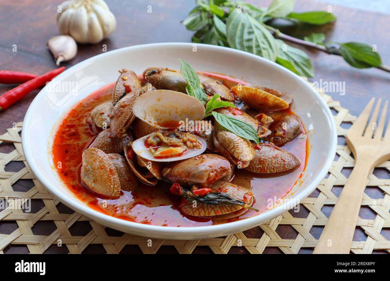 Albahaca - comida asiática, en tailandés llamada Hoi Lai Pad Prik Paow Foto de stock