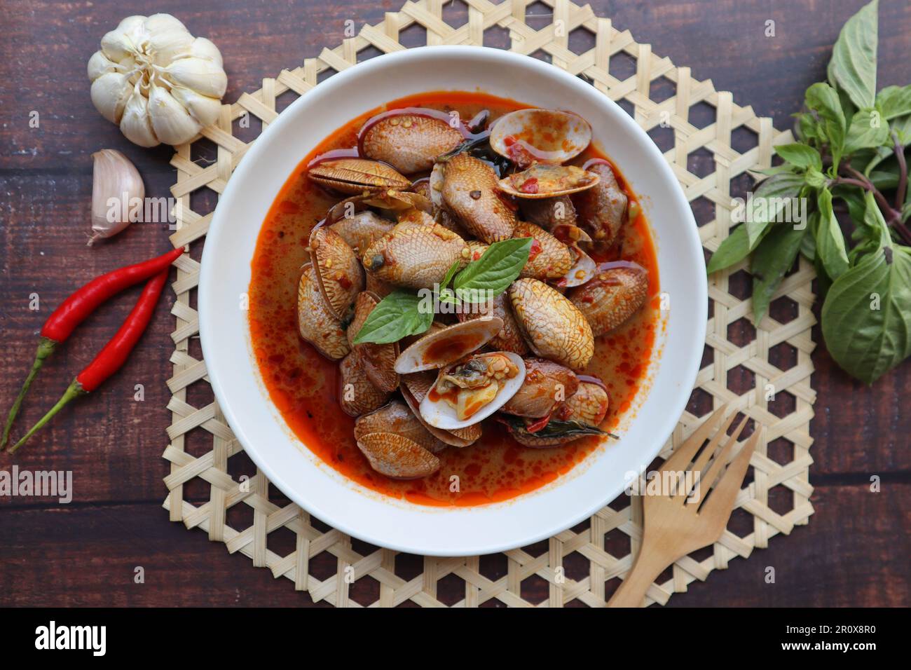 Albahaca y pasta de chile - comida asiática, en tailandés llamado Hoi Lai Pad Prik Paow Foto de stock