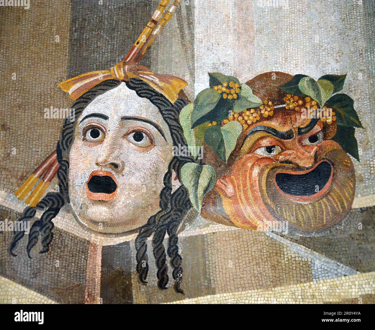 Mosaico que representa máscaras teatrales de tragedia y comedia (Thermae Decianae) Foto de stock
