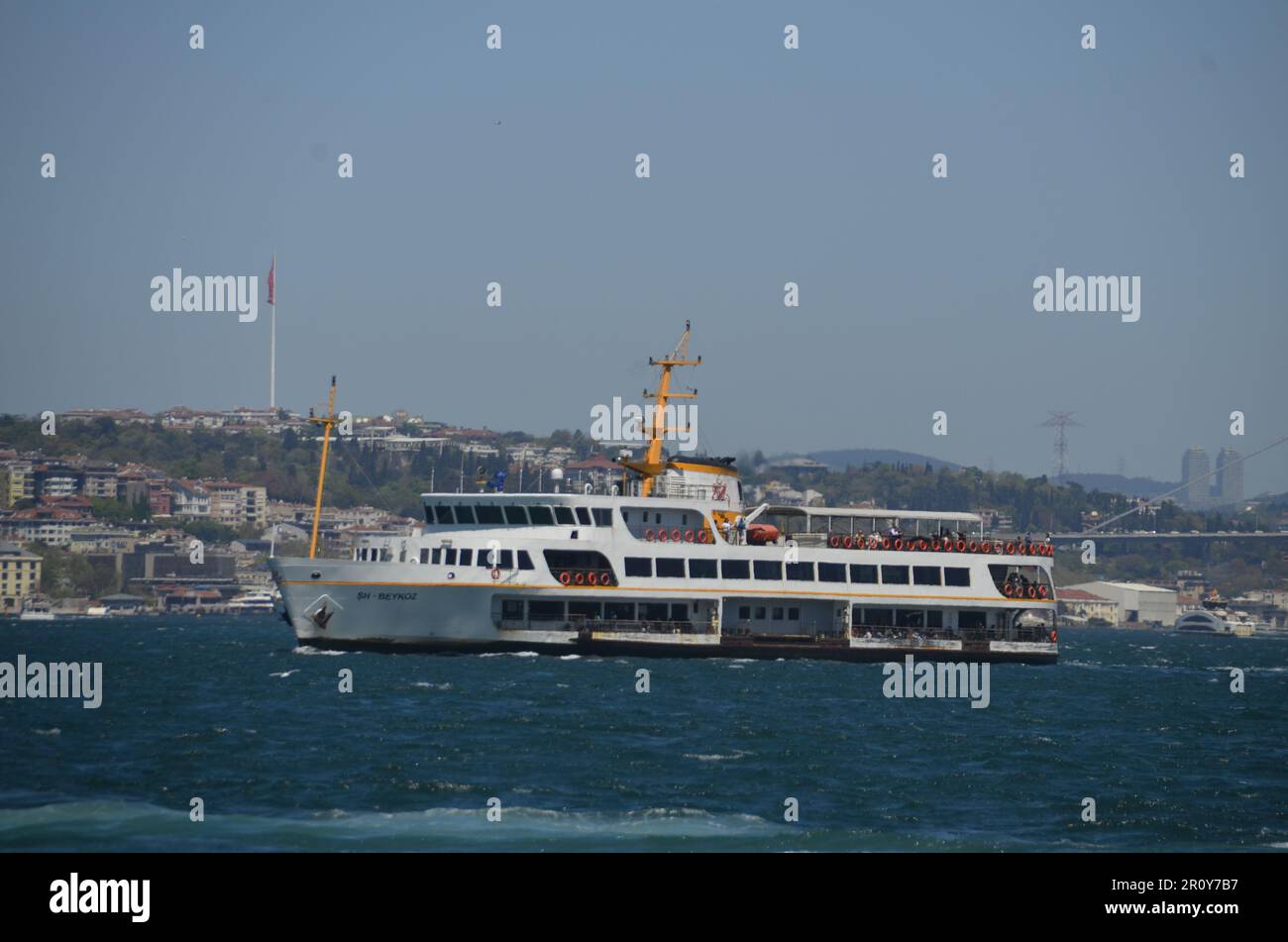 Bósforo, City Lines Ferry, Blue Sea and Sky, City View. Estambul Türkiye. Foto de stock
