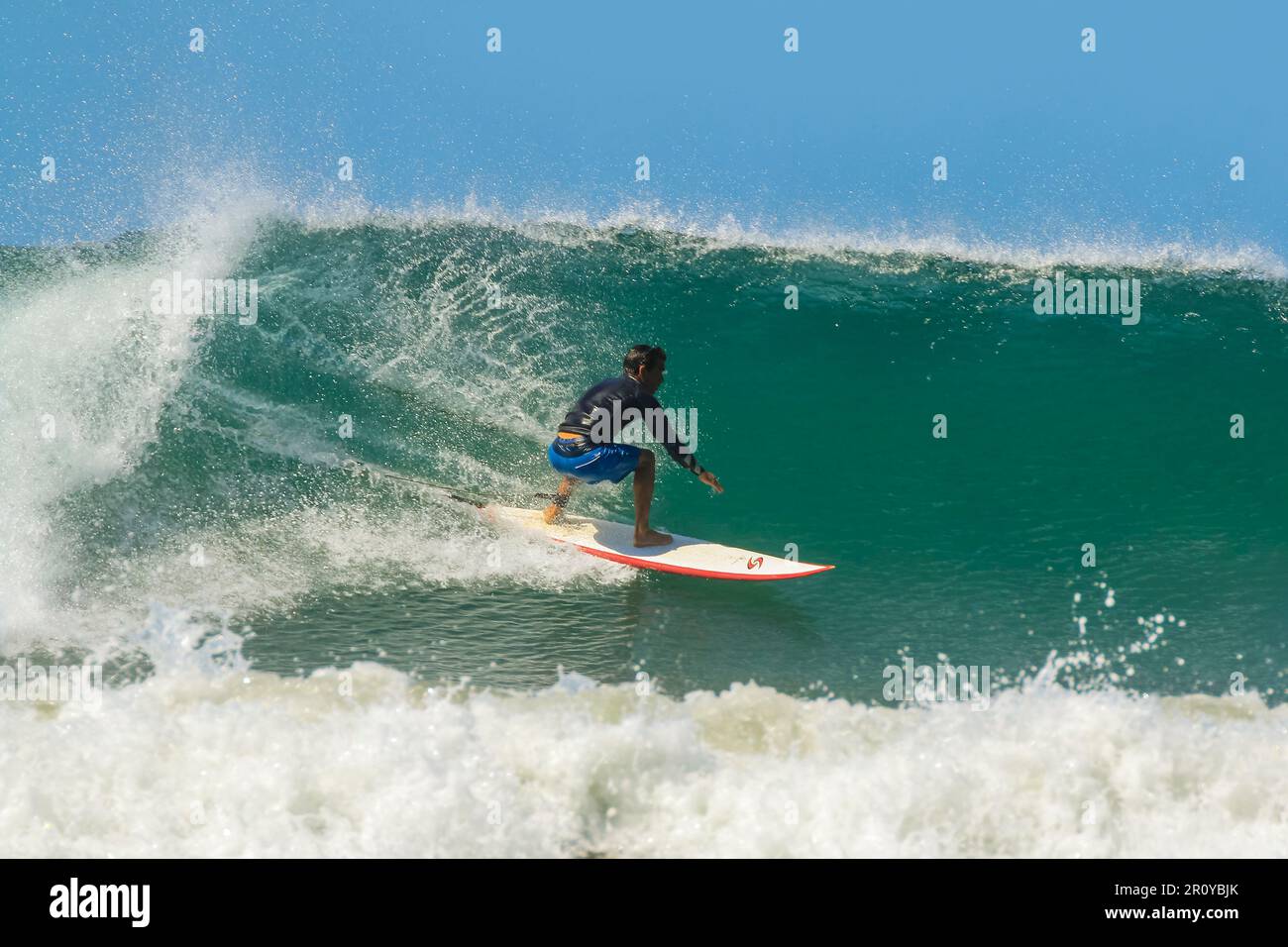 El surfista de tablas cortas acelera la cara de una ola en este destino