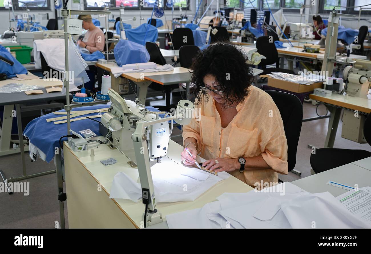 Bietigheim Bissingen, Alemania. 10th de mayo de 2023. Una costurera en la  producción de la muestra del fabricante de camisas Olymp en la sede.  Crédito: Bernd Weißbrod/dpa/Alamy Live News Fotografía de stock -