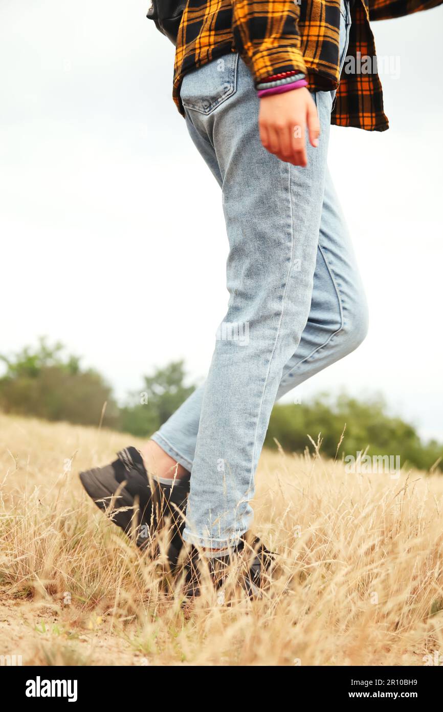 Estilo hipster mujer. Camisa a cuadros milenaria amarilla y negra. Diseño.  Estilo de vida de moda. Ropa casual. Denim azul. Mujer jeans moda  Fotografía de stock - Alamy