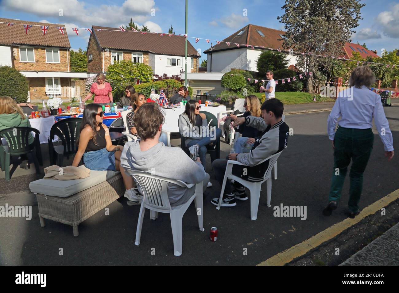 Gente socializando en la fiesta de la calle celebrando la coronación del rey Carlos III Surrey Inglaterra Foto de stock