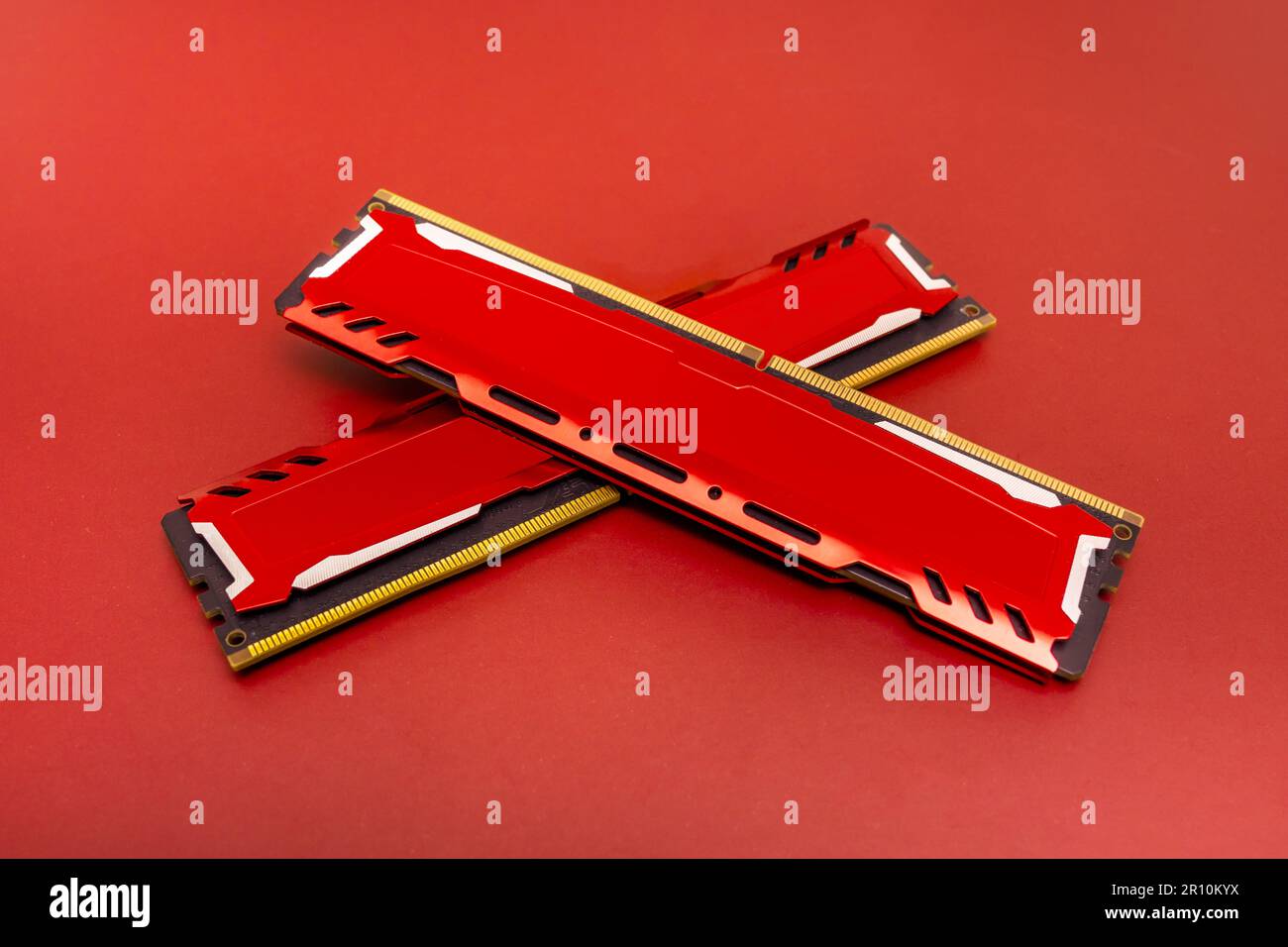 ddr4 tarjetas de memoria ram con disipadores de calor de aluminio rojo en  una superficie de color a juego dispuesta en forma de x Fotografía de stock  - Alamy