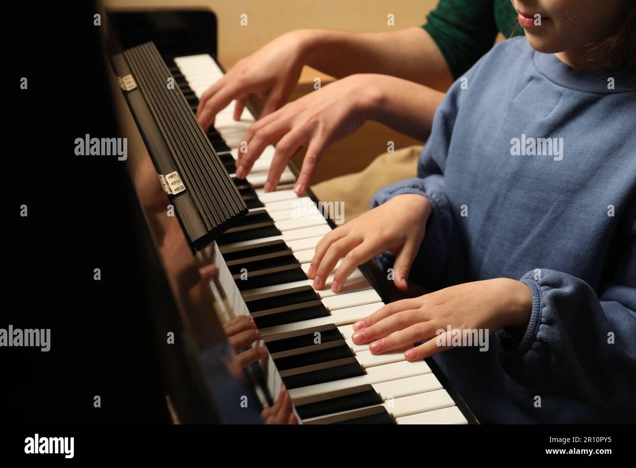 Irmãos Tocando Piano Juntos Na Foto Vertical Da Escola Foto de Stock -  Imagem de musical, foto: 203234146