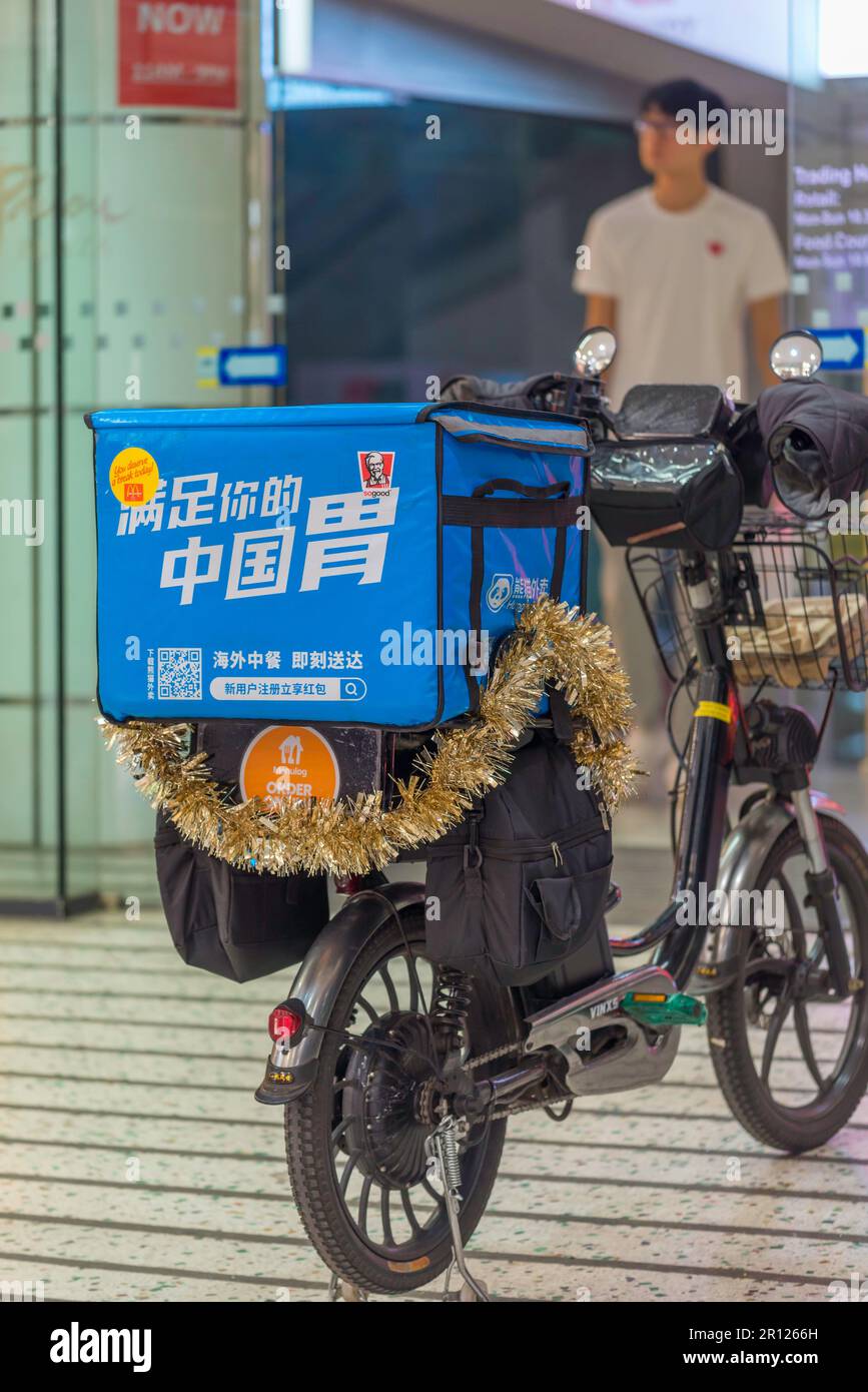 Un hambriento Panda comida bicicleta mensajero bicicleta con escritura china (mandarín) y orillón de Navidad, estacionado fuera de una tienda en Sydney, Australia Foto de stock