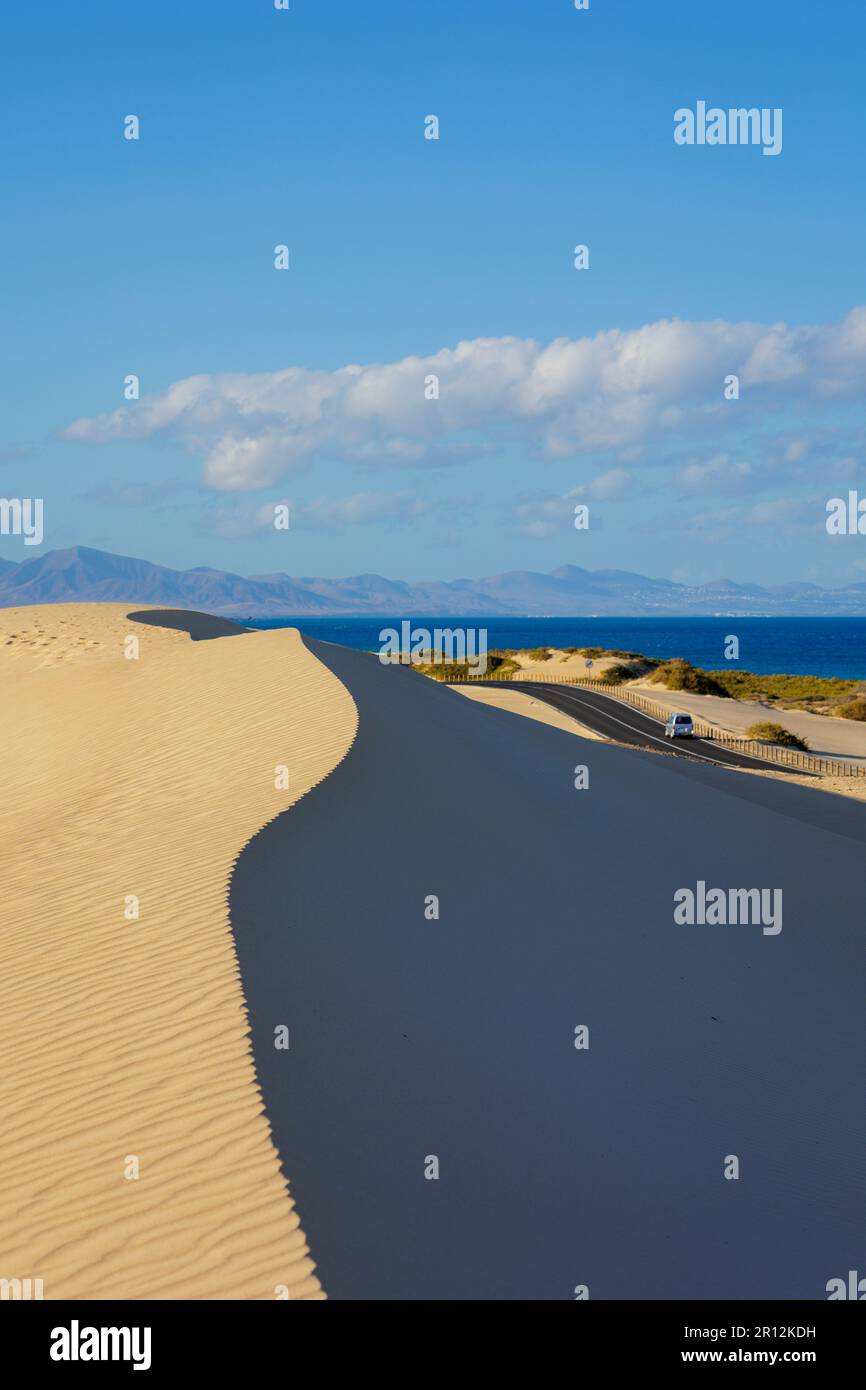 Carretera de la Costa FV1 pasando por dunas de arena del Parque Natural