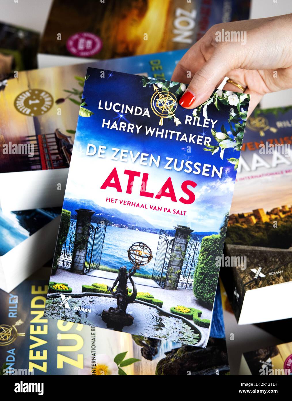 Haarlem, Países Bajos. 11 de mayo de 2023. La última parte de la serie de  libros de Siete Hermanas de Lucinda Riley, llamada Atlas. El libro tiene  una circulación inicial de 350.000