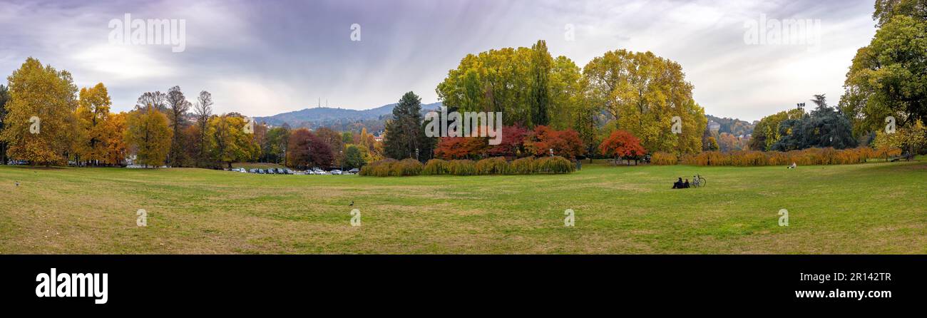 Turín, Italia - 09 de noviembre de 2021: Vista panorámica del césped más grande en el Parco del Valentino en las orillas del río Po, un lugar favorito para la recreación Foto de stock