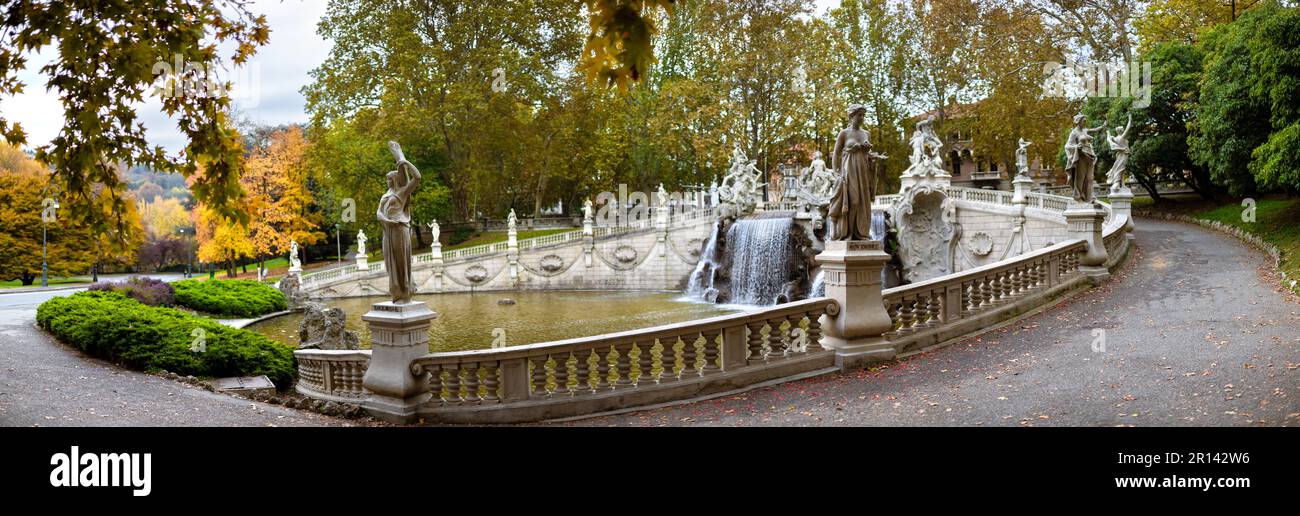 Turín, Italia: Vista panorámica de la fuente barroca de los 12 meses en el Parco del Valentino a orillas del río Po - un lugar de recreación favorito Foto de stock