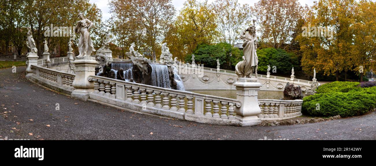 Turín, Italia: Vista panorámica de la fuente barroca de los 12 meses en el Parco del Valentino a orillas del río Po - un lugar de recreación favorito Foto de stock