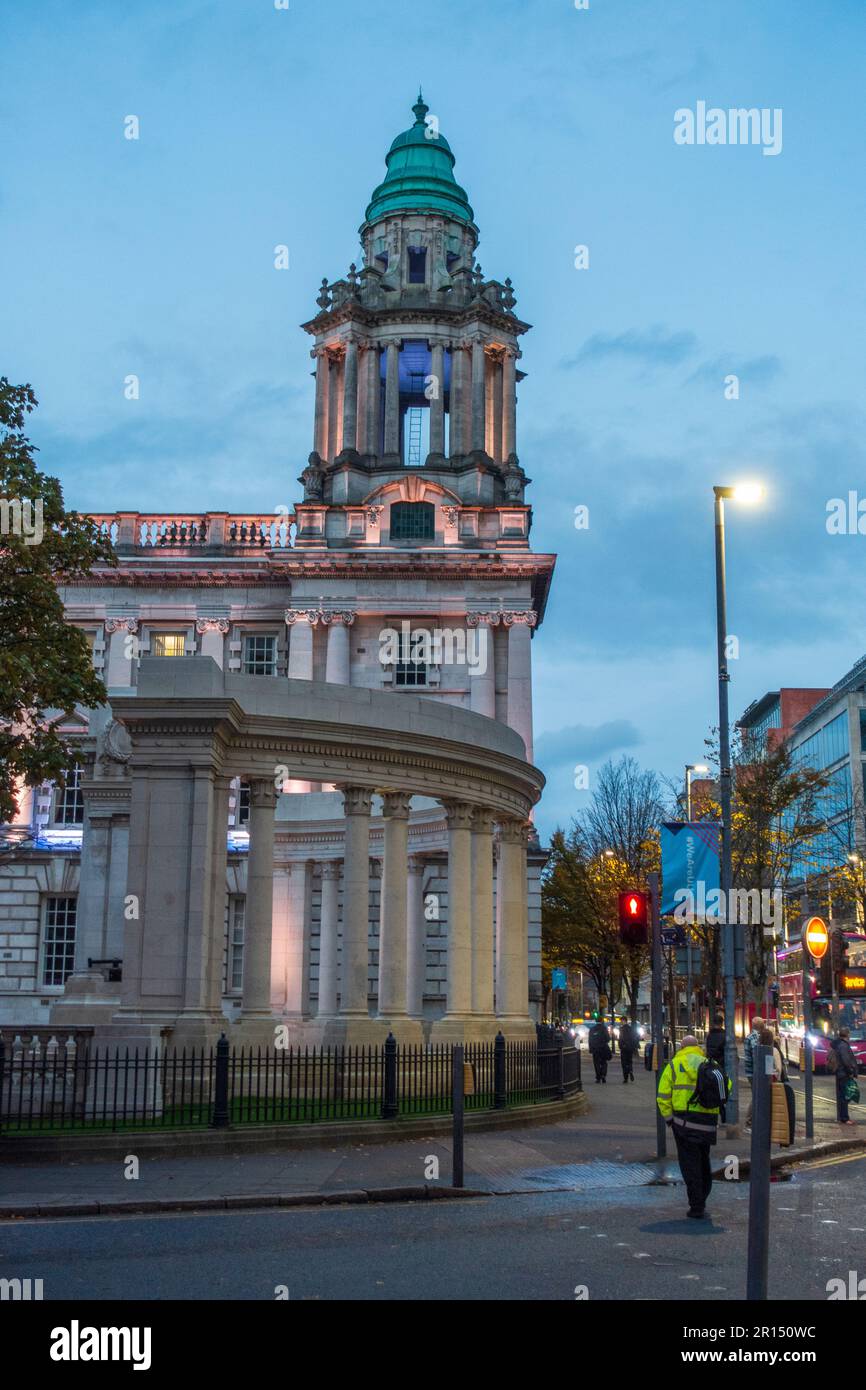 Una de las torres del Ayuntamiento de Belfast al atardecer en Donegall Square, Belfast, Irlanda del Norte, Reino Unido Foto de stock