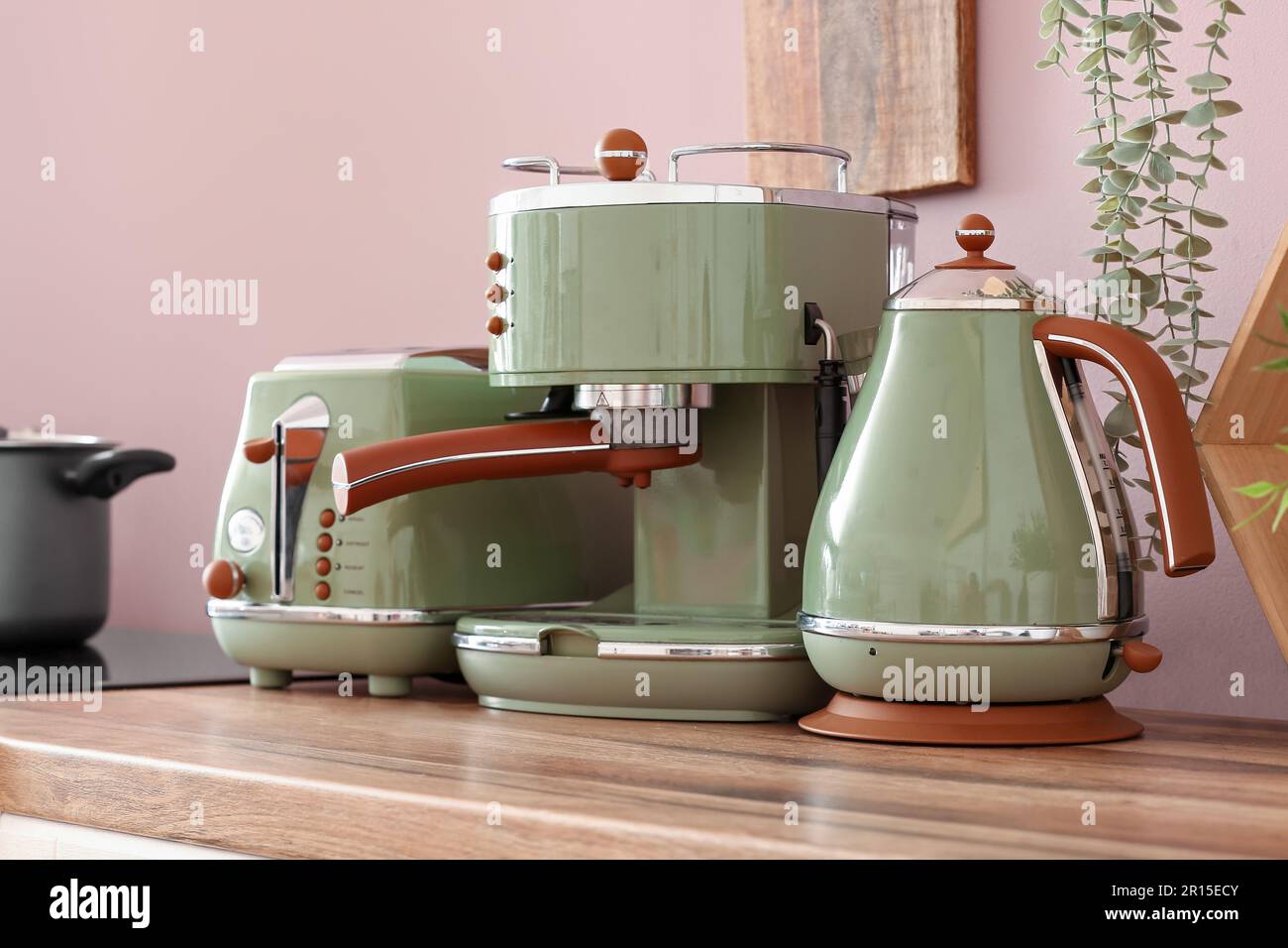 Cafetera SMEG en una cocina moderna Fotografía de stock - Alamy