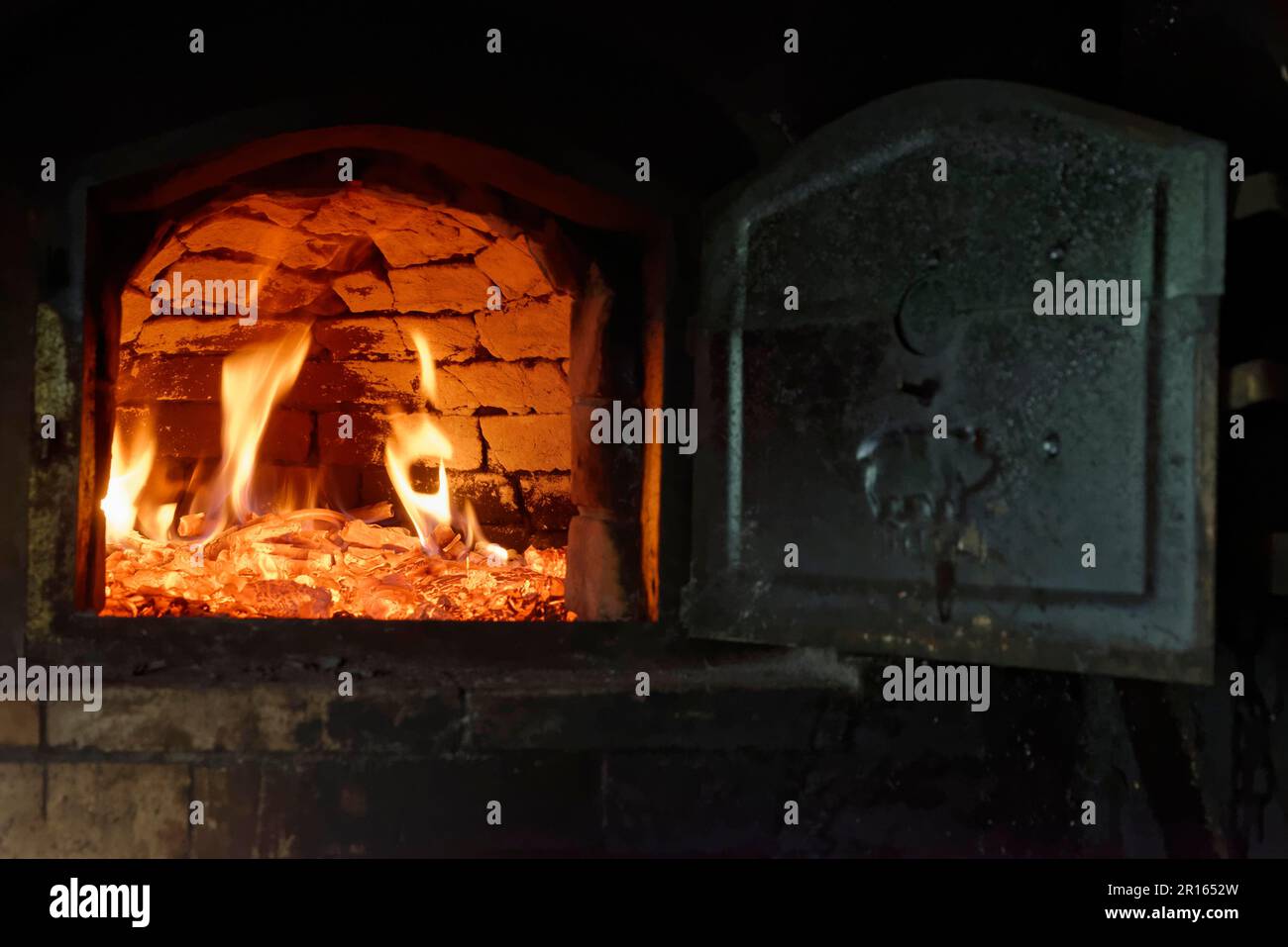 Calentar un horno de piedra, Portugal Foto de stock