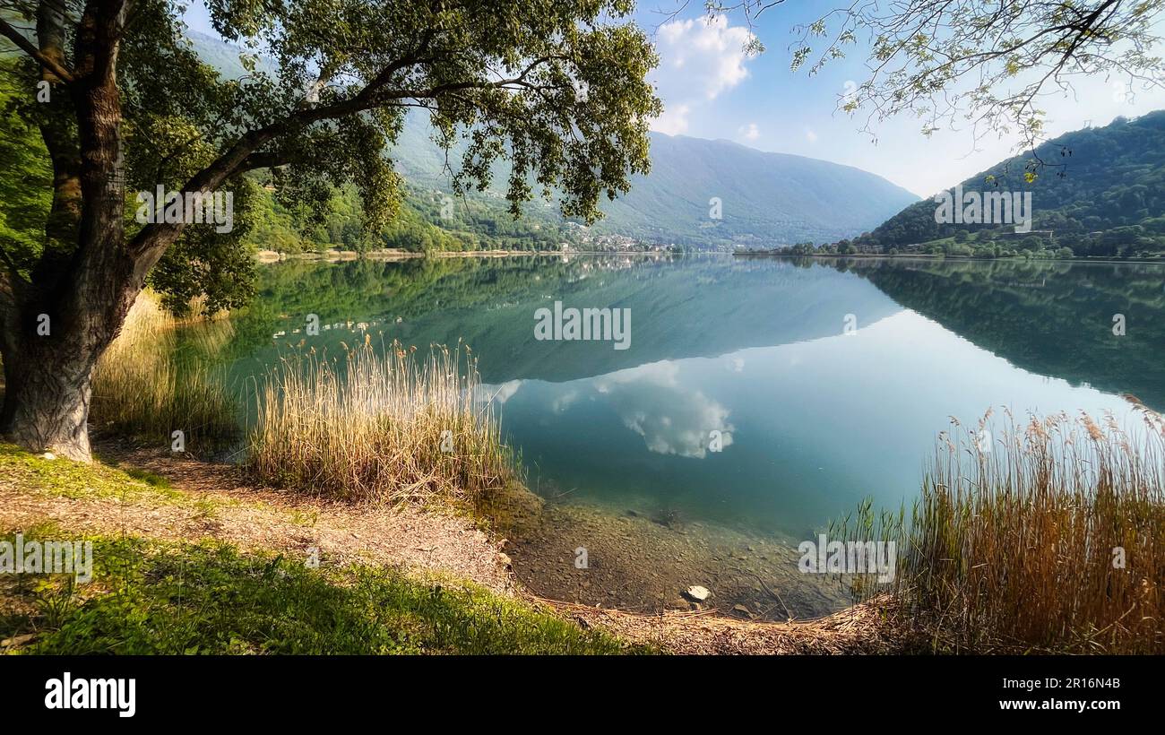 Increíble paisaje del lago Endine, Italia Foto de stock