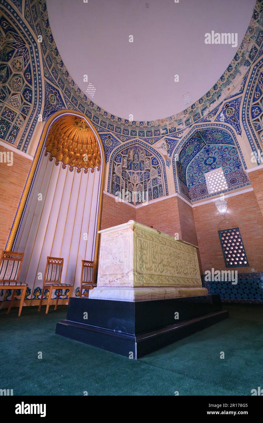 Vista interior de la tumba de mármol blanco, tumba con elaborados trabajos de azulejos en las