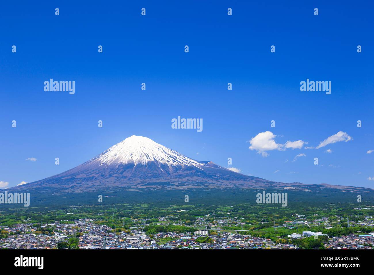 Monte Fuji y el paisaje urbano de la ciudad de Fuji Foto de stock