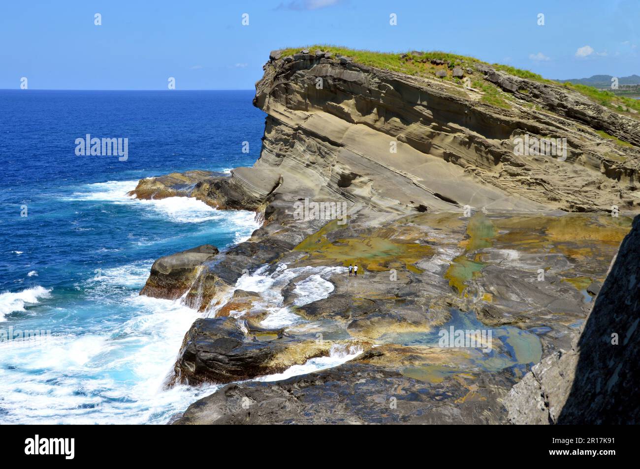 Filipinas: La isla de Biri, frente a la costa noroeste de Samar, es una reserva marina protegida. Algunas de las rocas fantásticamente erosionadas con colorido Foto de stock