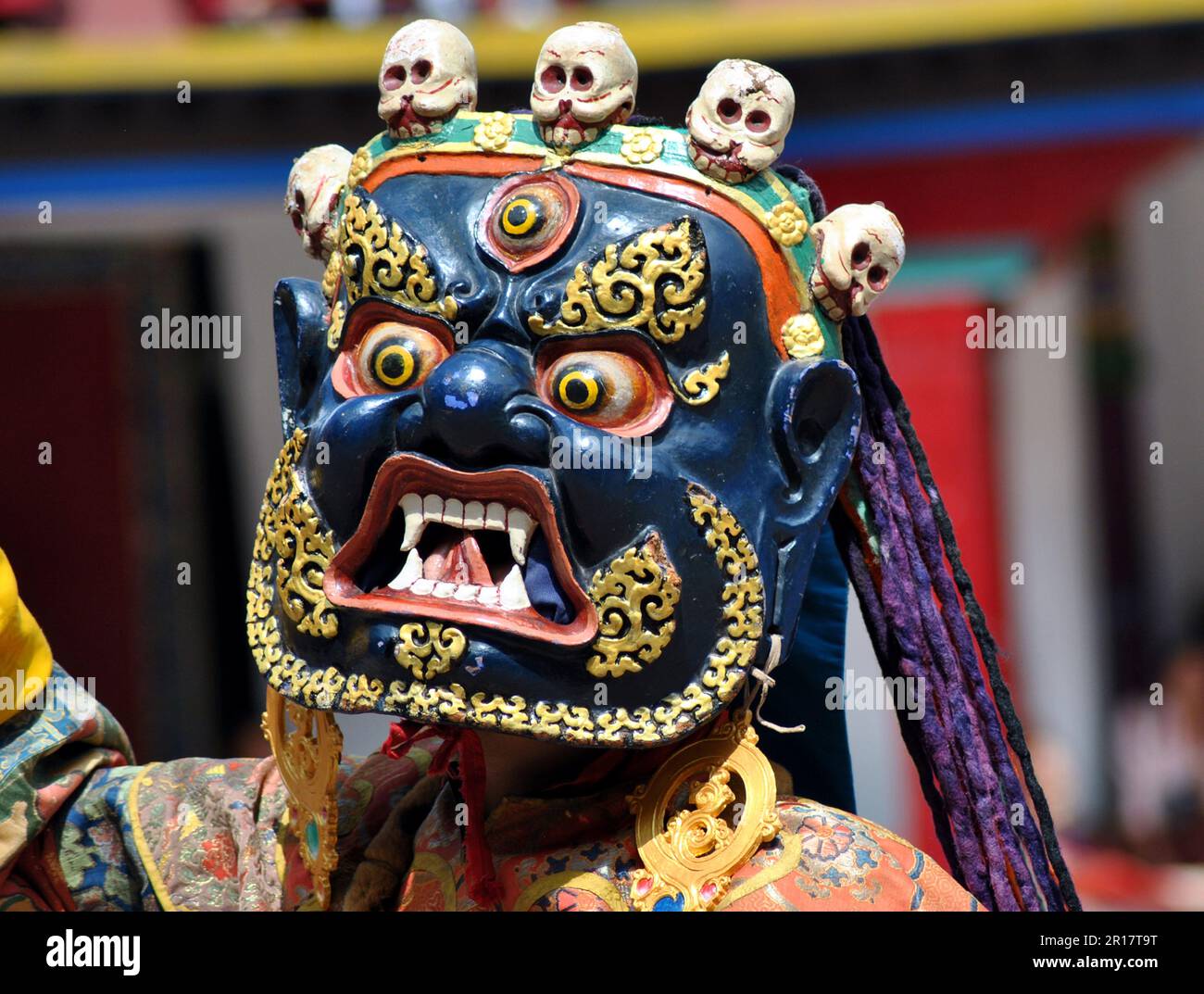 Danza de máscara budista colorida en monasterio Foto de stock
