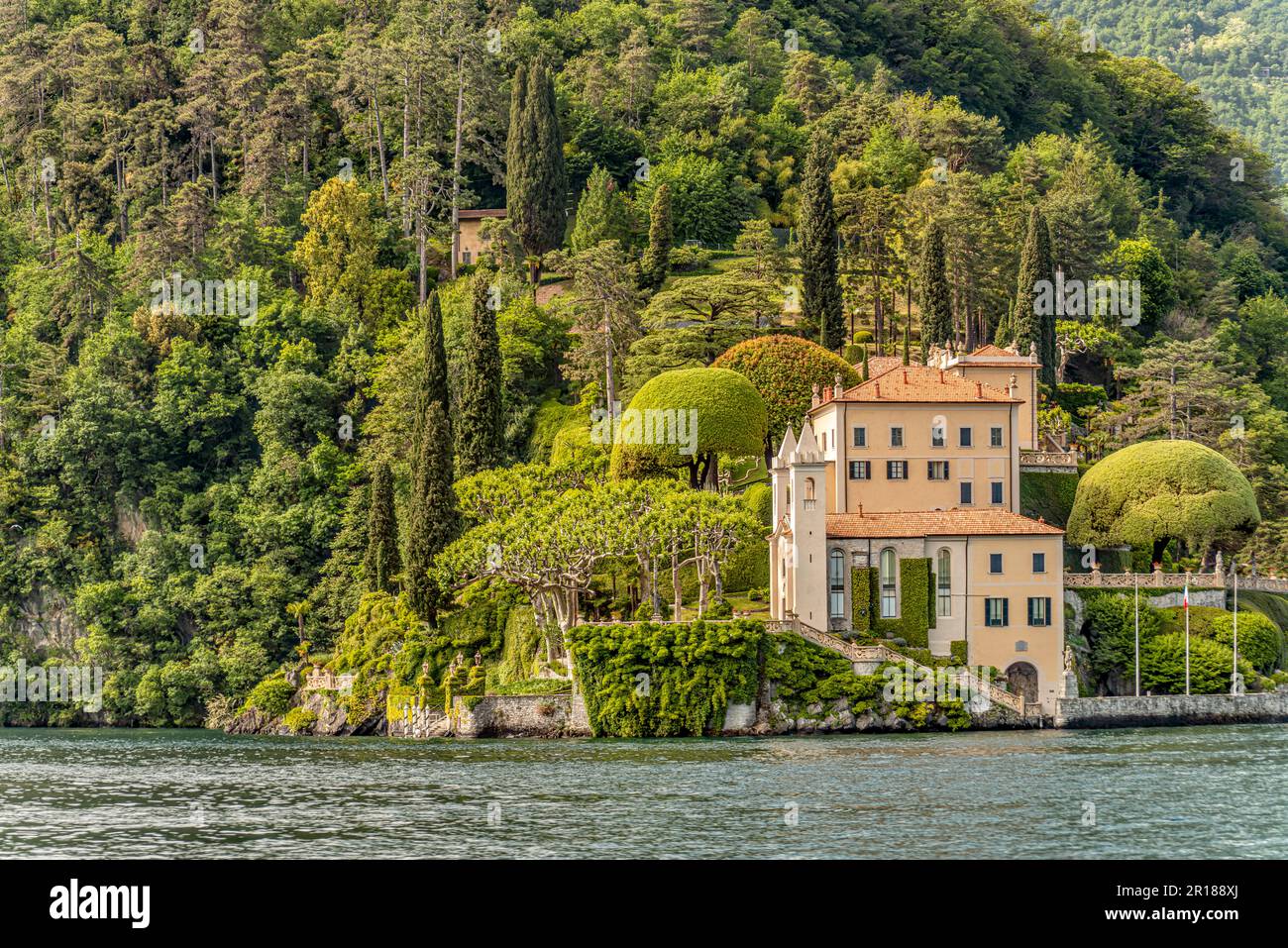 Villa Balbianello en Lenno en el lago como, visto desde el lago, Lombardía, Italia Foto de stock