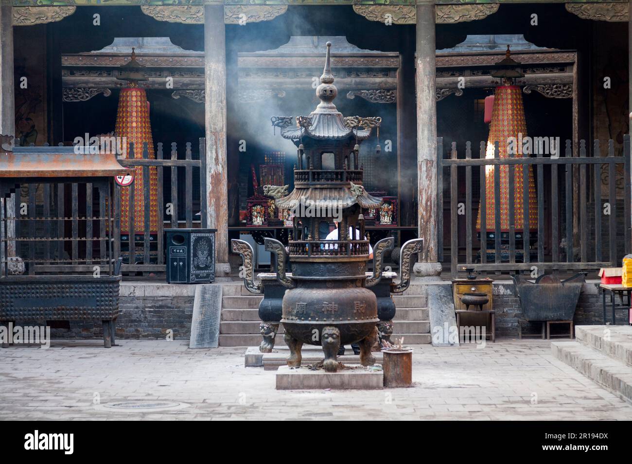 Quemador de humo en el patio de y en frente de los edificios en el Templo  de la Ciudad Dios de Pingyao, templo taoísta bien conservado situado en el  condado de Pingyao,