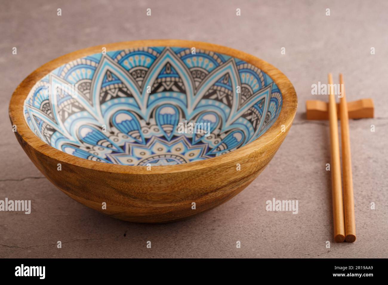 Palillos de bambú y cuchara de cerámica situada cerca del cuenco con  deliciosos ramen sobre mesa de madera negra Fotografía de stock - Alamy