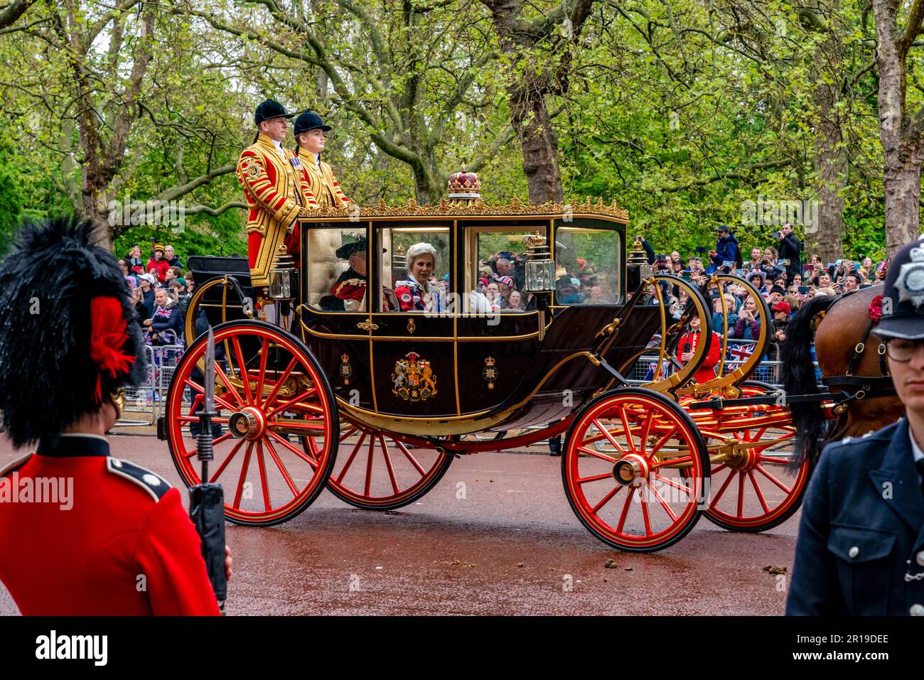 El duque y la duquesa de Gloucester y Sir Tim Laurence participan en la procesión de la coronación, la coronación del rey Carlos III, Londres, Reino Unido. Foto de stock