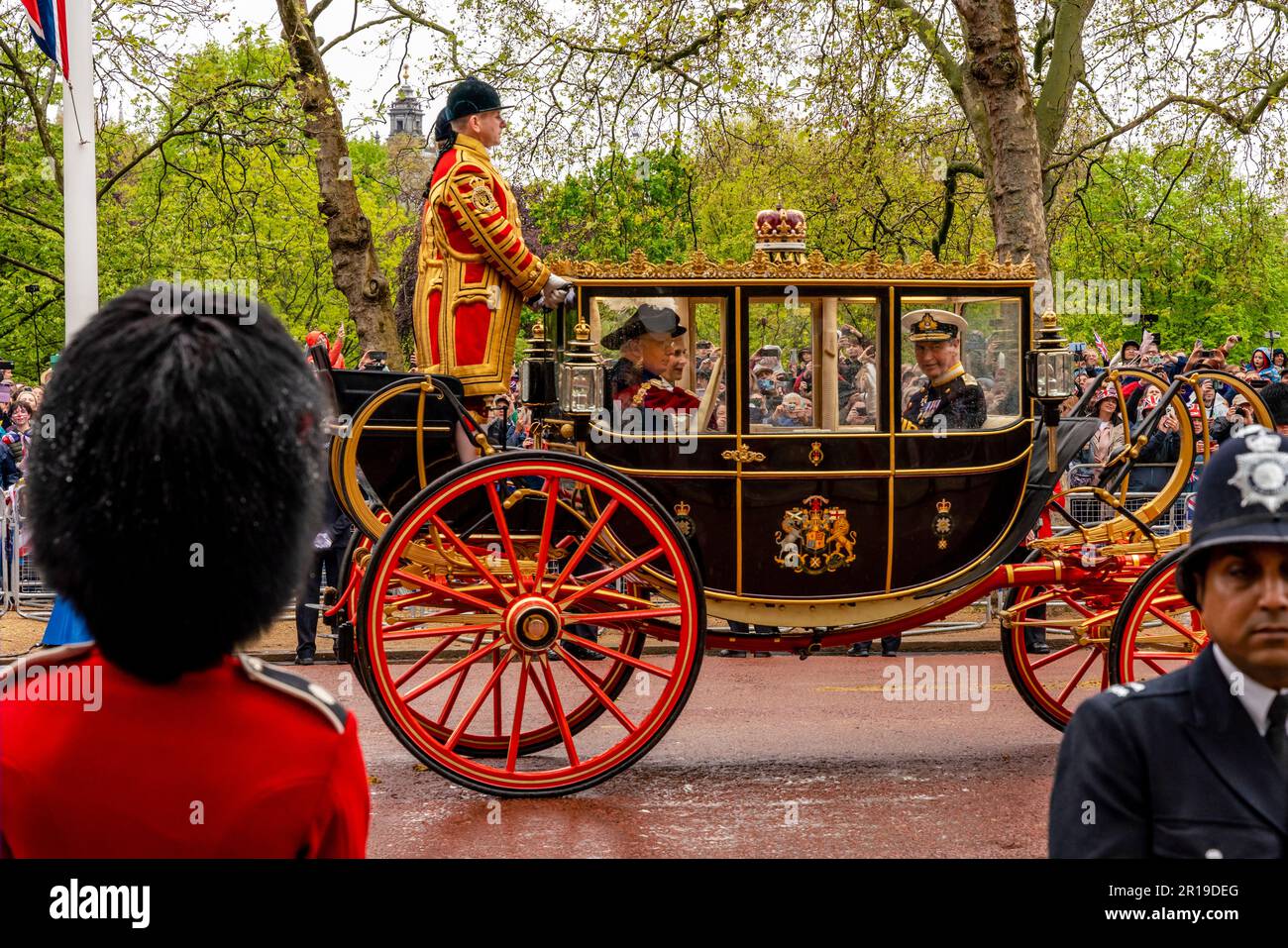 El duque y la duquesa de Gloucester y Sir Tim Laurence participan en la procesión de la coronación, la coronación del rey Carlos III, Londres, Reino Unido. Foto de stock