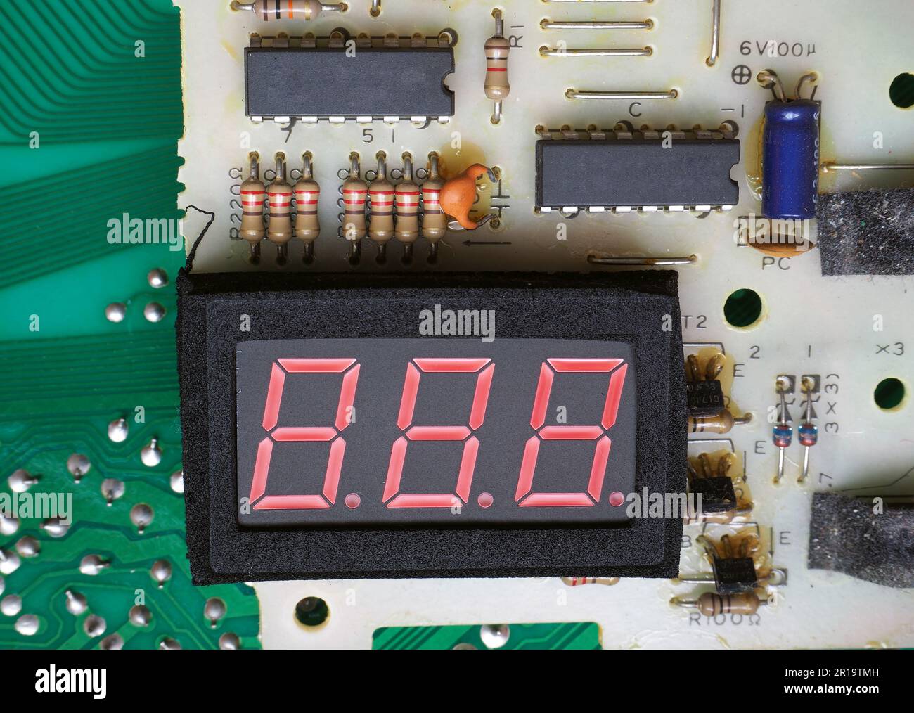Pantalla en blanco de tres dígitos en la placa de circuito electrónico. Foto de stock