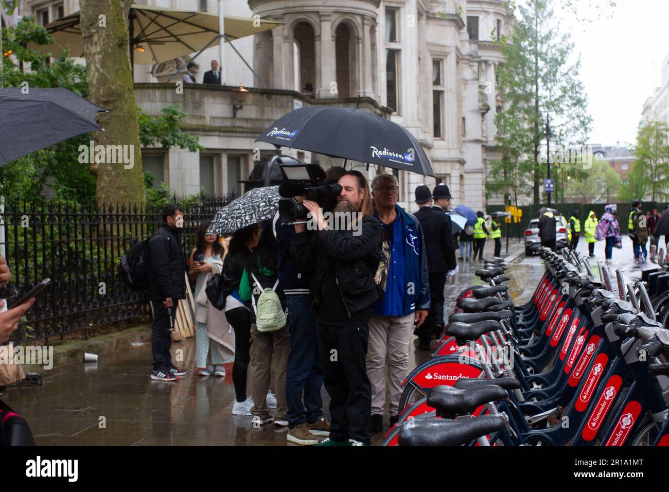 Londres, Westminster, Gran Bretaña. 06/5/2023. Operador de cámara y asistente de filmación en el Día de la Coronación. Helen Cowles / Alamy. Foto de stock