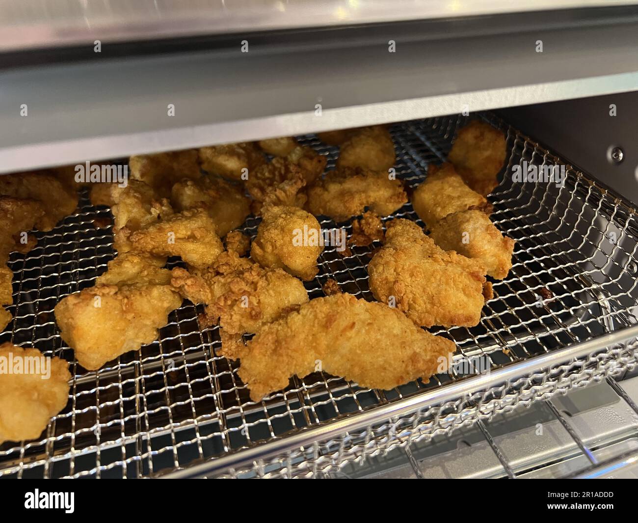Pollo frito en la freidora Fotografía de stock - Alamy
