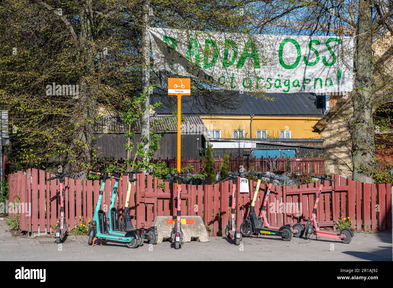 Activistas ambientalistas protestan contra un proyecto de construcción en Norrköping, Suecia, con una pancarta en la Plaza Gossip que dice salvar los árboles. Foto de stock