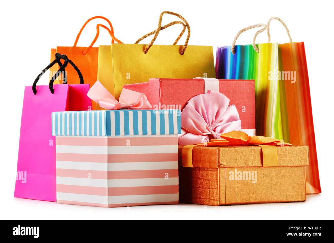 Cajas de Regalo y bolsas de regalos coloridos aislado sobre fondo blanco  Fotografía de stock - Alamy