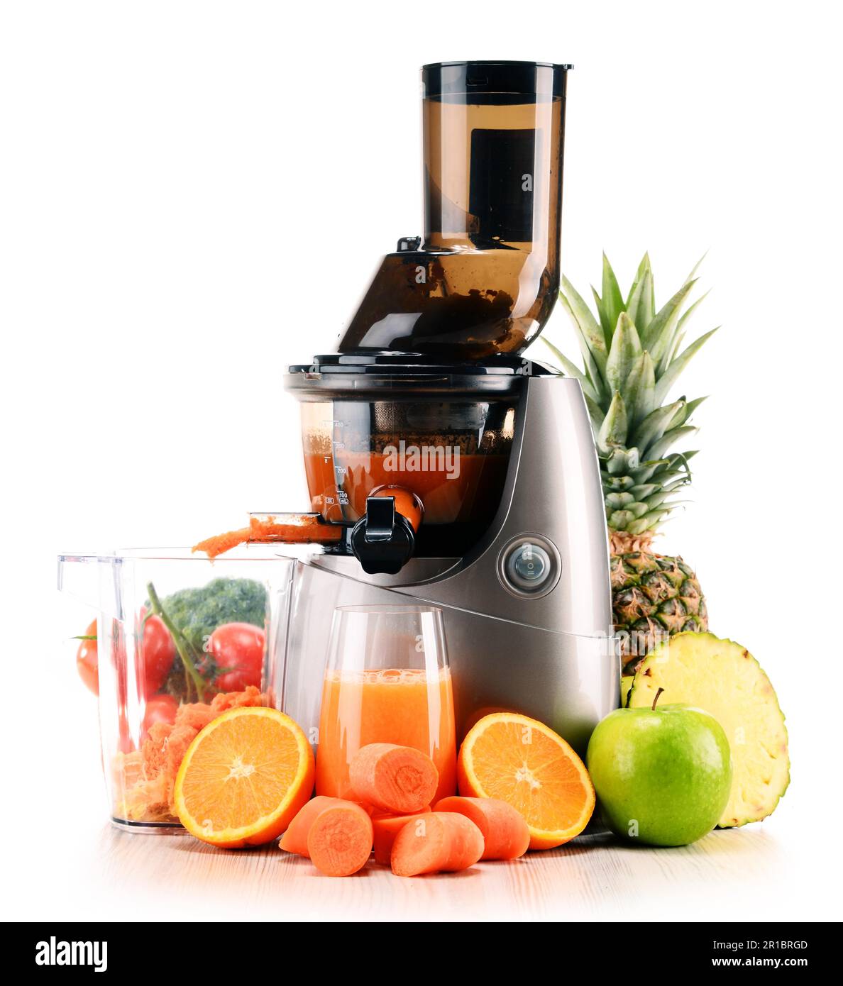 Slow licuadora con frutas y verduras org nicas aislado en blanco
