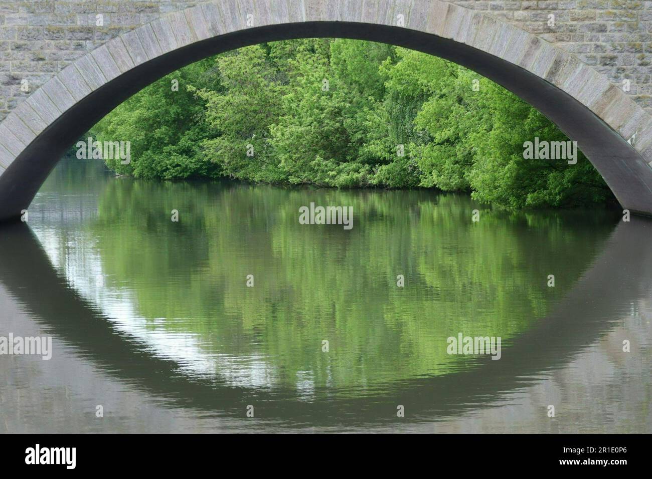 Puente sobre un tramo remoto del río Foto de stock