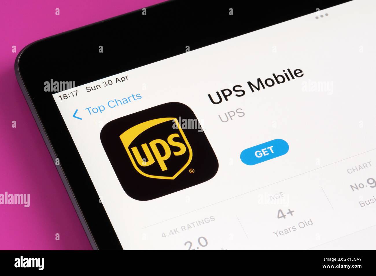 Aplicación UPS Mobile vista en App Store en la pantalla del ipad. Enfoque selectivo. Stafford, Reino Unido, 6 de mayo de 2023 Foto de stock