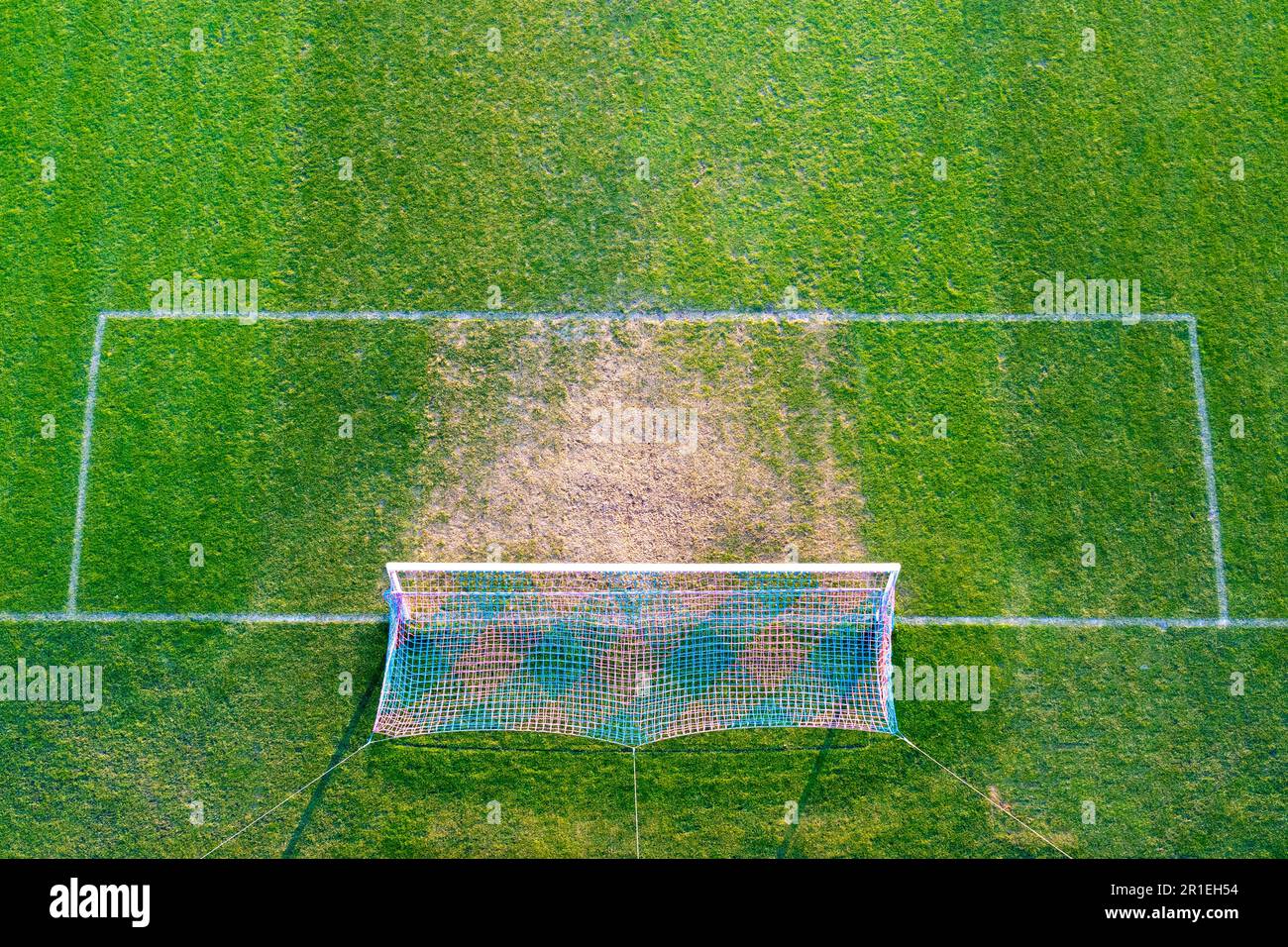 Campo de fútbol con portería y área de penalización desde arriba Foto de stock