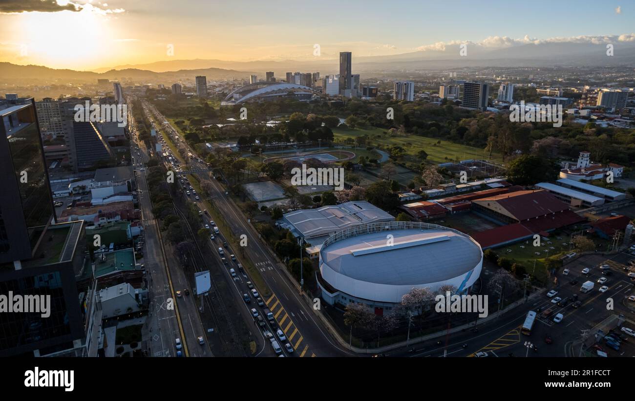 Hermosa vista aérea del Parque Central Metropolitano La Sabana en Costa Rica, con vista lateral del estadio nacional Foto de stock