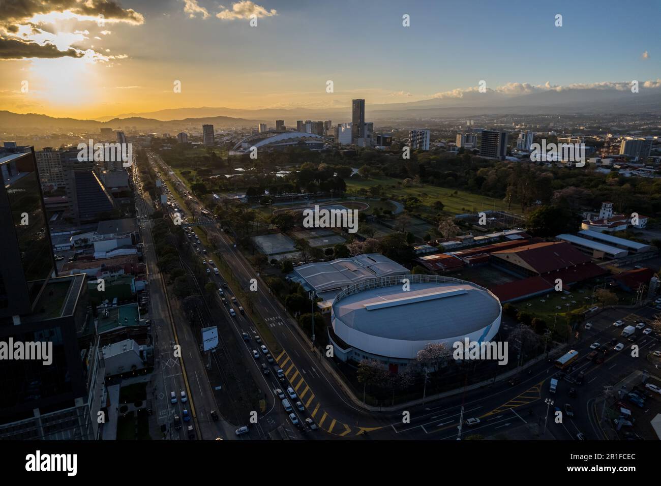 Hermosa vista aérea del Parque Central Metropolitano La Sabana en Costa Rica, con vista lateral del estadio nacional Foto de stock