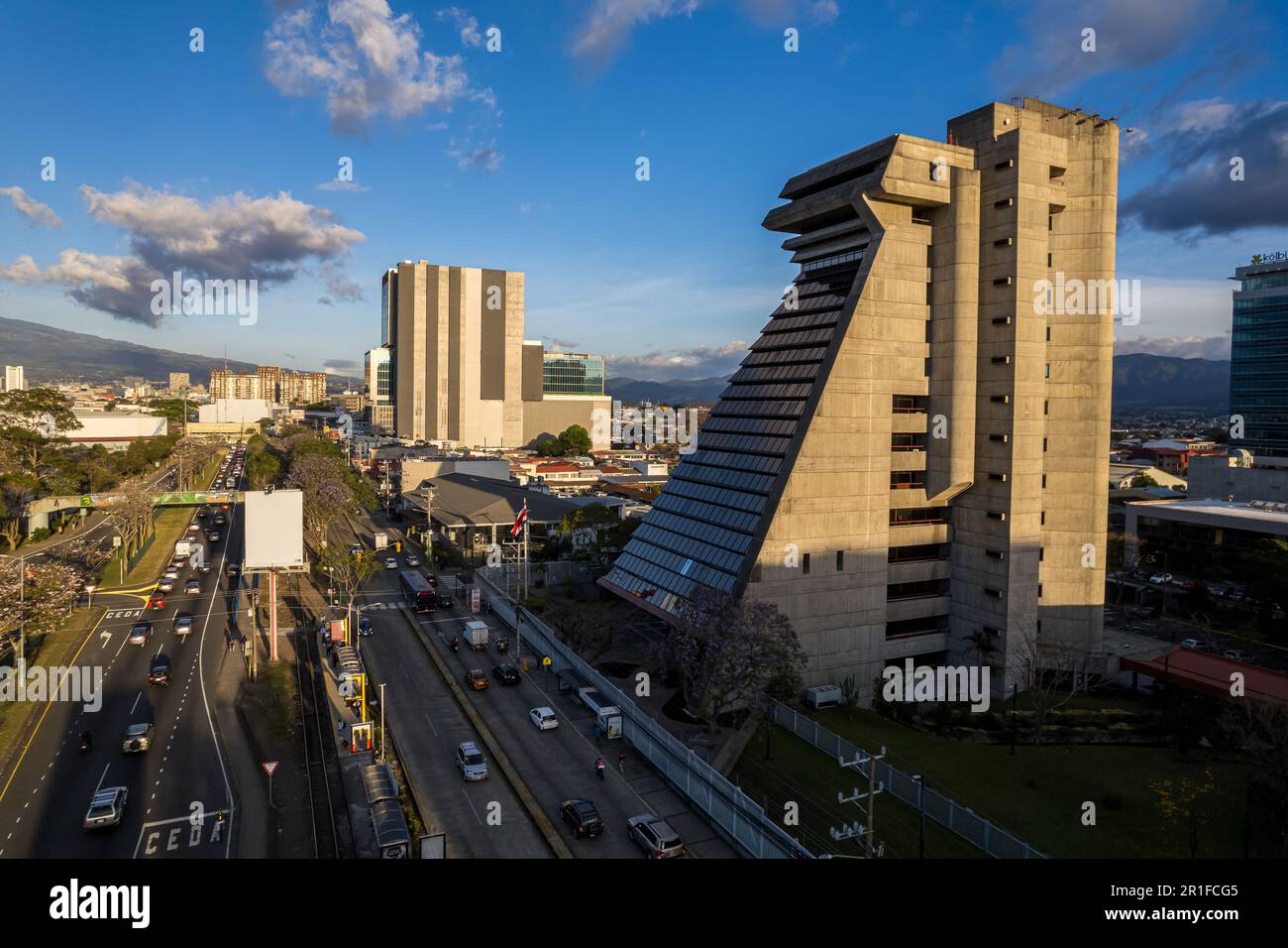 Hermosa vista aérea del Parque Central Metropolitano La Sabana en Costa Rica, con vista lateral del estadio nacional Foto de stock