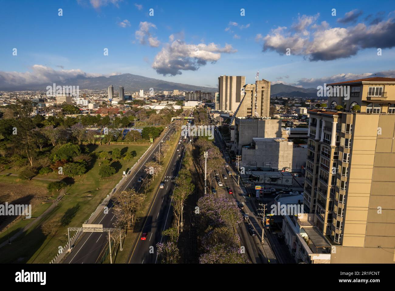 Hermosa vista aérea del Parque Central Metropolitano La Sabana en Costa Rica, con vista lateral del estadio nacional Foto de stock