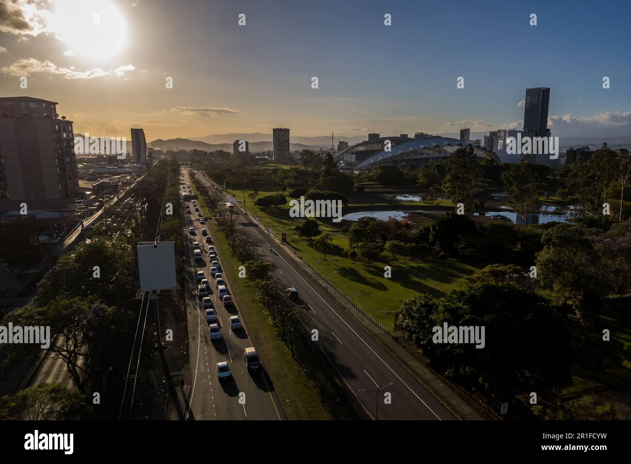 Hermosa vista aérea del Parque Central Metropolitano La Sabana en Costa Rica, con vista lateral del estadio nacional Foto de stock