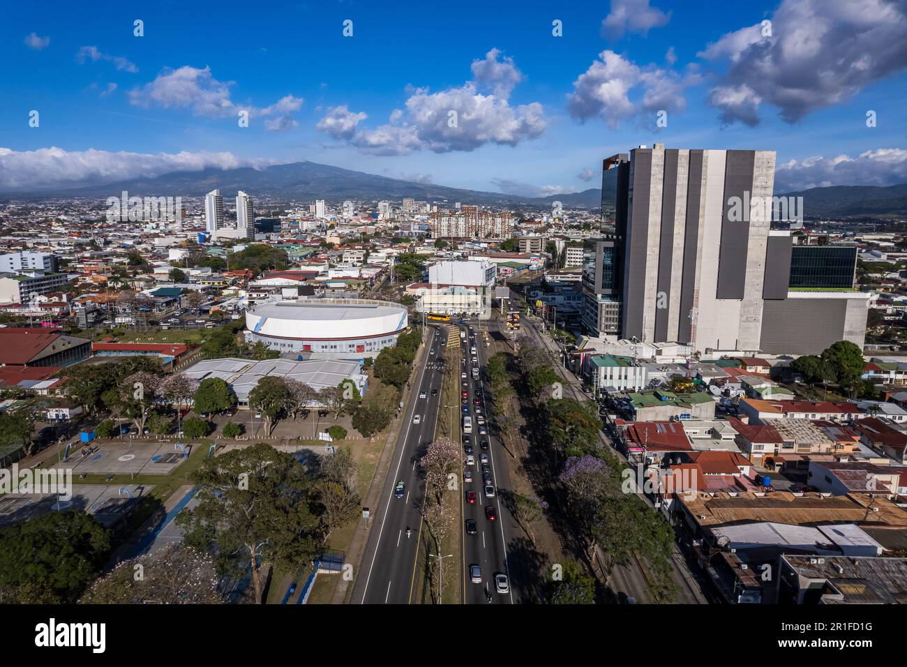 Hermosa vista aérea del Parque Central Metropolitano La Sabana en Costa Rica, con vista lateral del estadio nacional Foto de stock