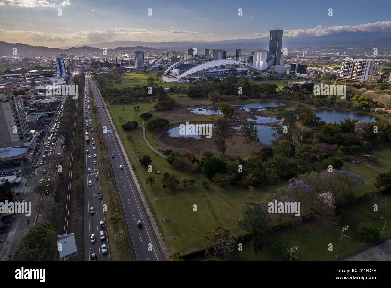 Hermosa vista aérea del Parque Central Metropolitano La Sabana en Costa Rica, con vista lateral del estadio nacional Foto de stock