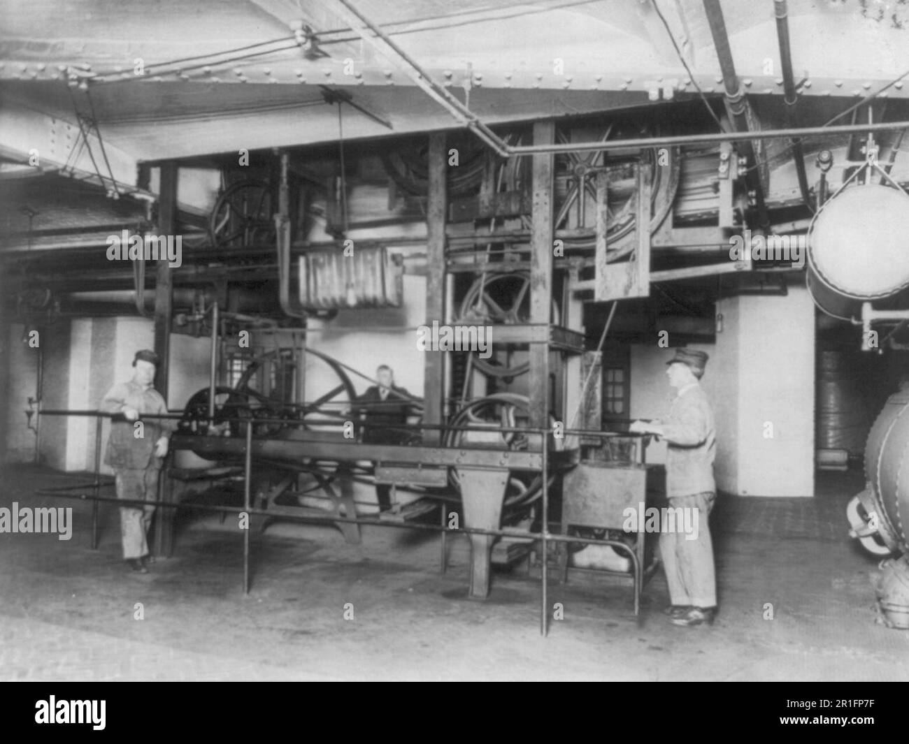 Foto de archivo: Los trabajadores usan el poder motor del ingenioso portador de libros que transporta libros desde la Biblioteca del Congreso hasta el Capitolio Ca. 1915-1925 Foto de stock